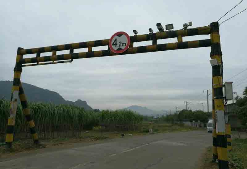 安康对开式限高架
